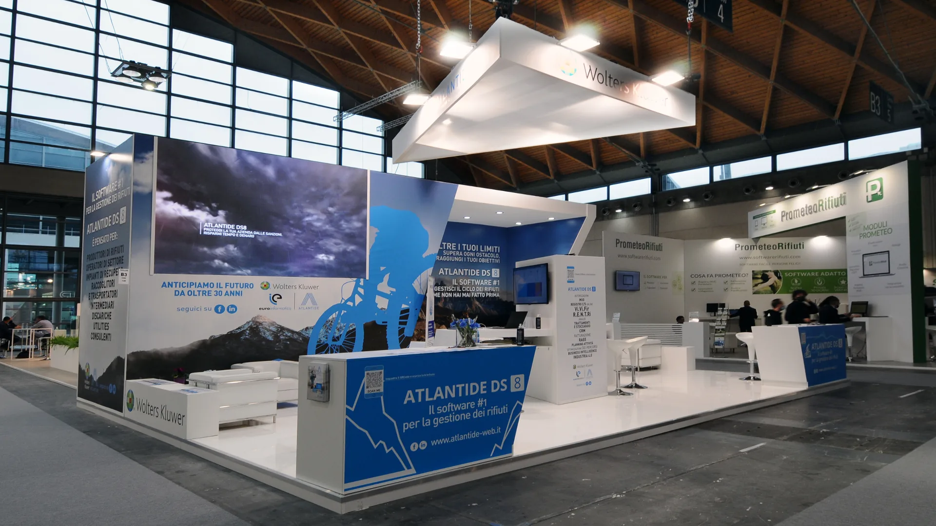 ecomondo 2021 - stand fieristico Stand Wolters Kluwer con ATLANTIDE DS a una fiera, design moderno blu-bianco con grafiche urbane e software per enti locali.