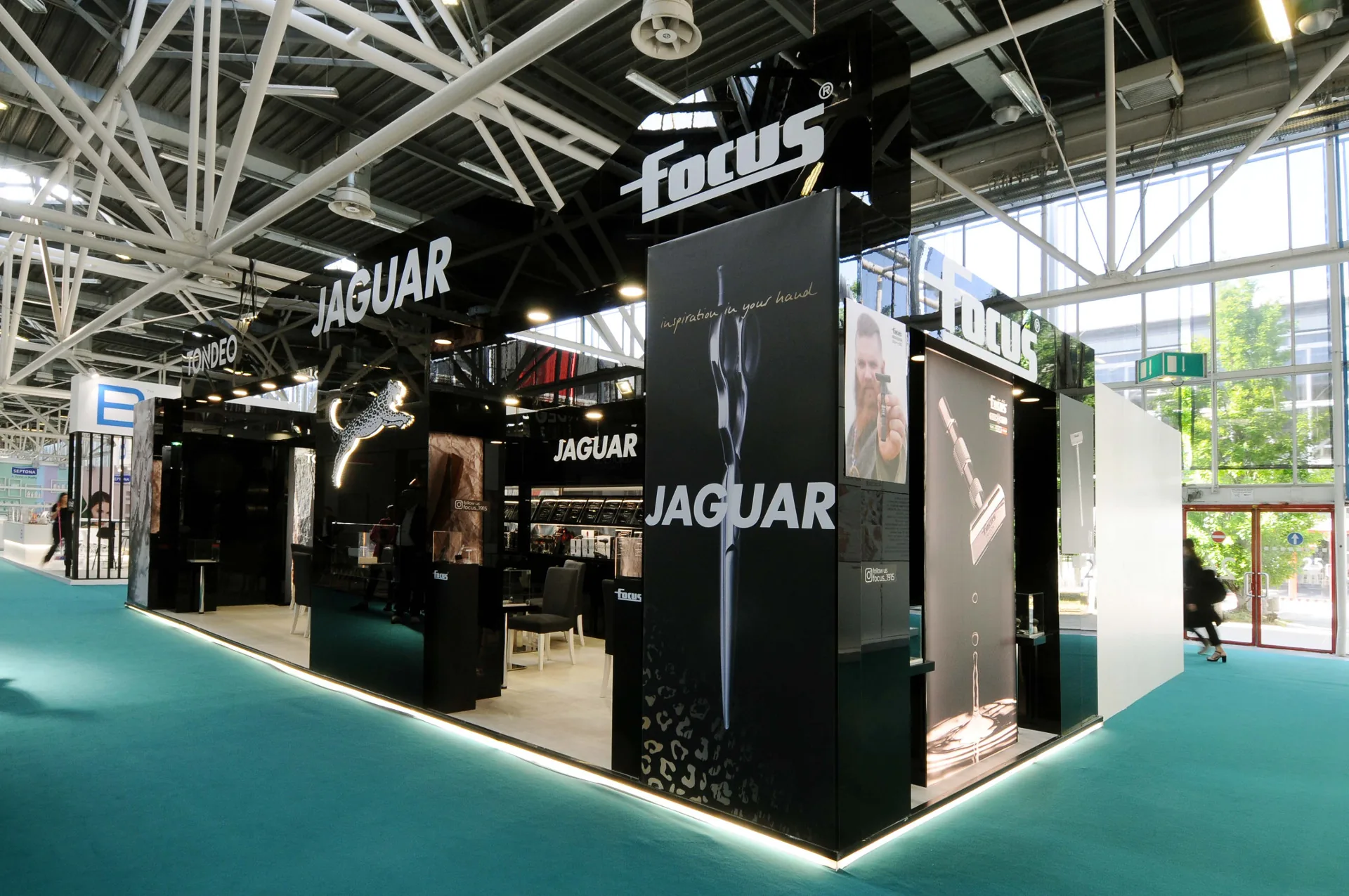 Allestimento omnichannel Stand Digital Beauty al Cosmoprof con esposizione TONDEO e JAGUAR, strumenti professionali per parrucchieri in ambiente moderno e tecnologico.moderno e tecnologico.
