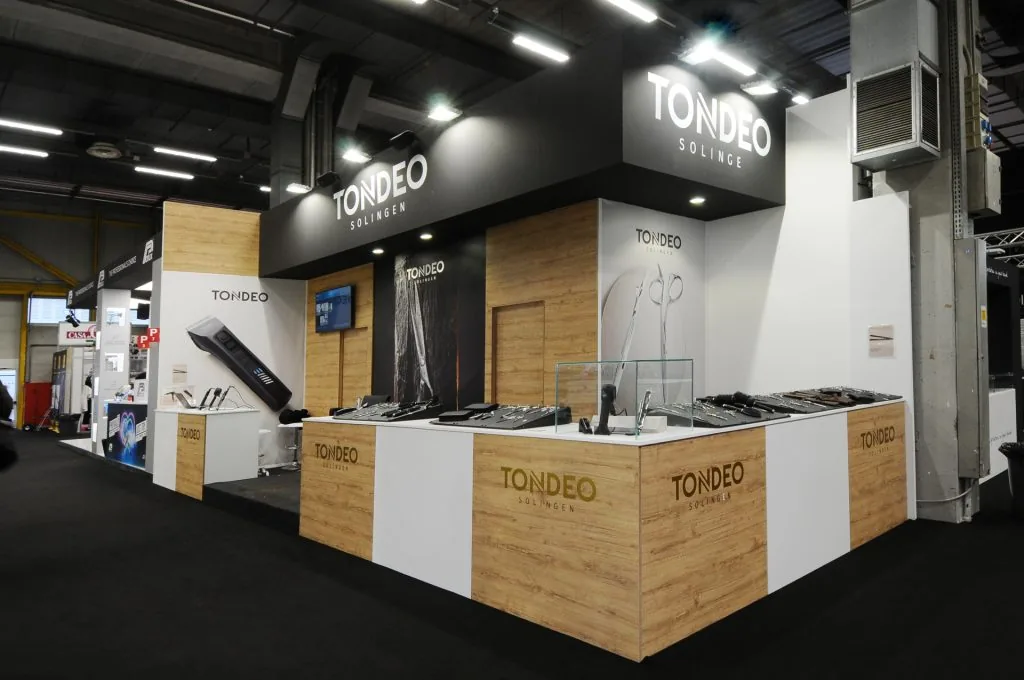Stand TONDEO al Cosmoprof con esposizione di strumenti professionali per parrucchieri