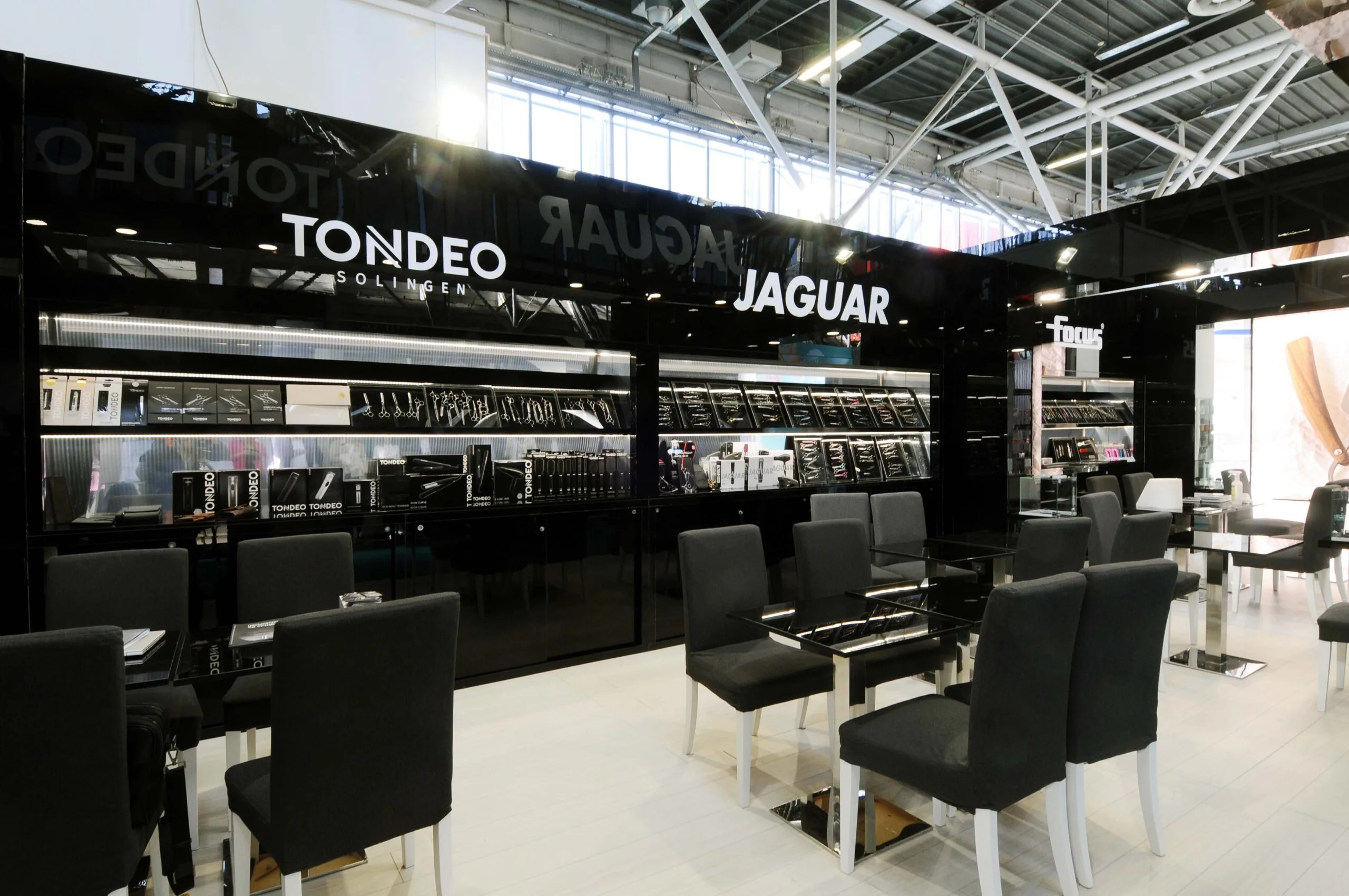 Jaguar UST Gmbh | cosmoprof 2022 metacrilato nero lucido e pannellatura a specchio