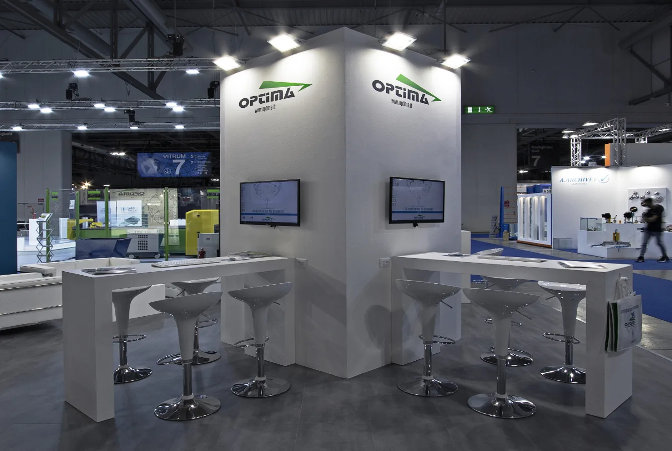 Mido: stand per lenti specializzate Anti-Blue Light, outdoor e sport estremi Stand Perfect Cut : soluzioni espositive per software vetro, con design accattivante, schermi promozionali e accessori brandizzati