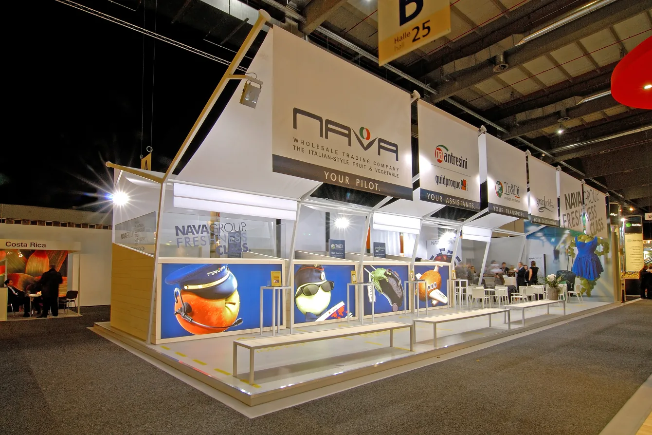 Allestimento stand NAVA a Fruit Logistica con pannelli in legno chiaro e branding ortofrutticolo