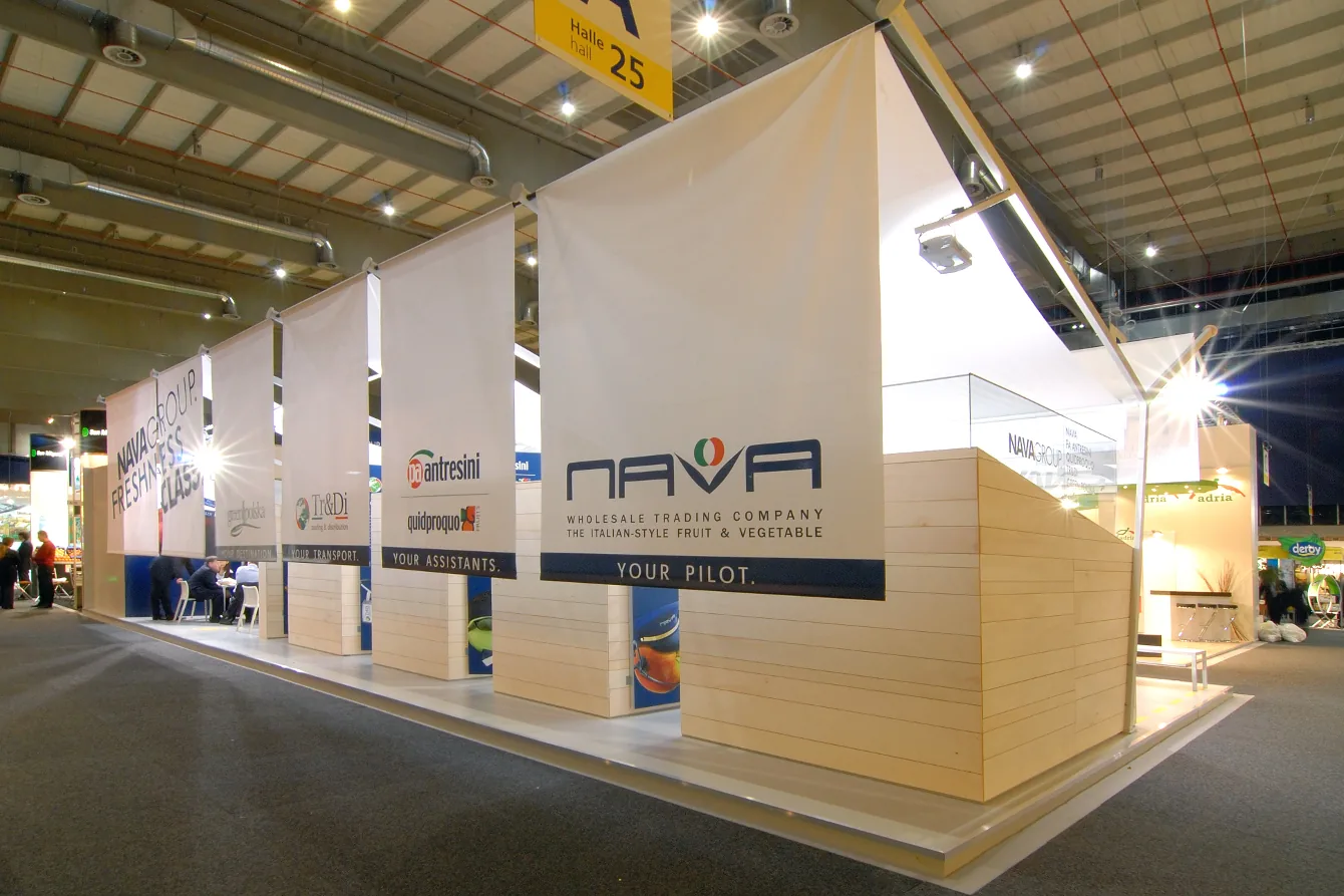 Stand NAVA Group a Fruit Logistica con grafica di prodotti freschi e brand internazionali
