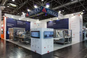 Stand ABRIGO a Interpack con soluzioni di taglio ultrasonico e packaging, macchinari per automazione industriale e presenza internazionale.